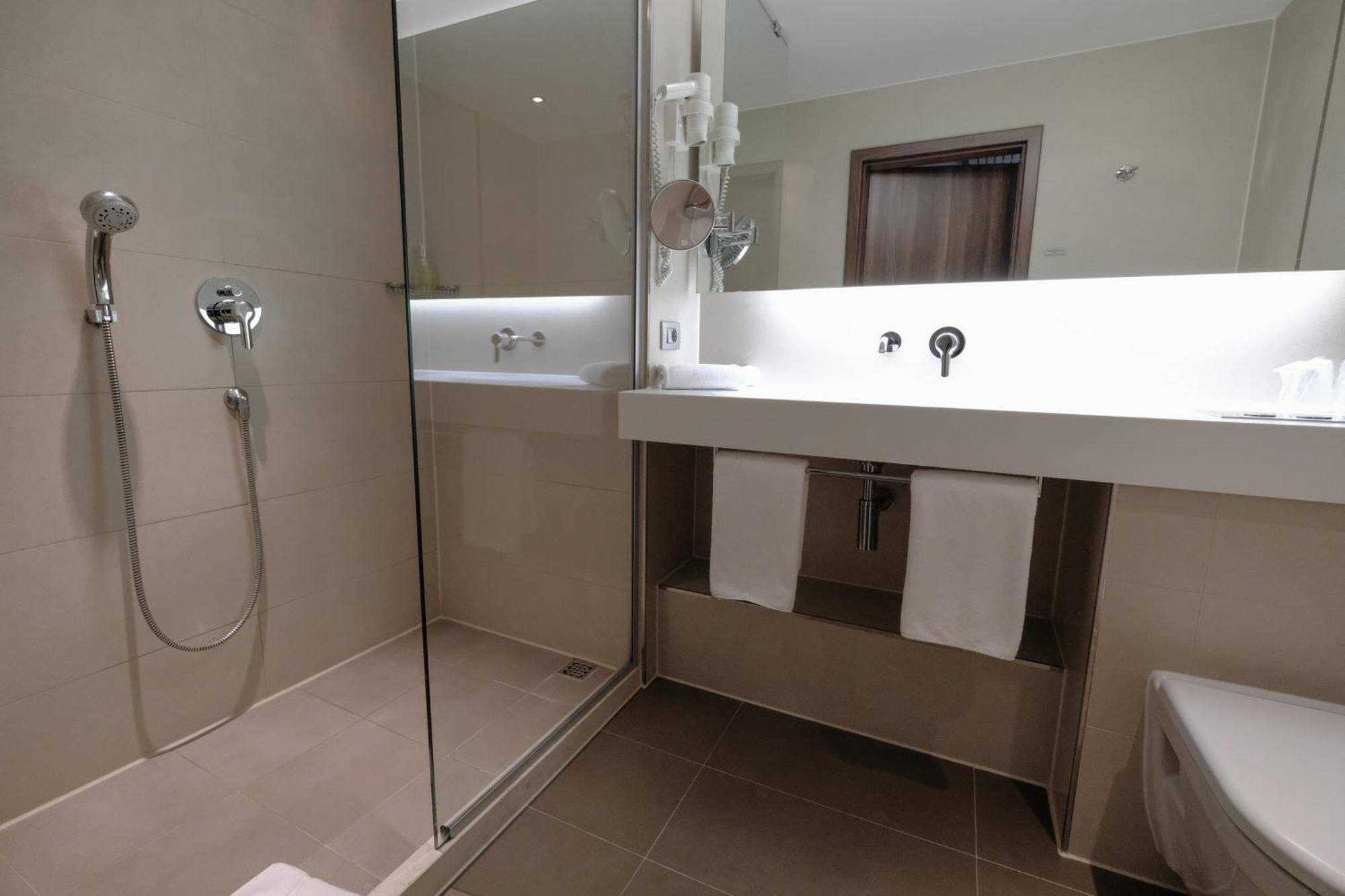 Business Hotel Astrum Laus Levice Exterior foto